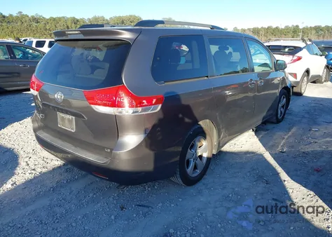 2013 Toyota Sienna Le V6 8 Passenger z USA, uszkodzony, nr VIN 5TDKK3DC5DS398401
